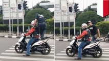 Video lucu motor diinjak dan dimarahi operator karena melanggar lalu lintas - TomoNews