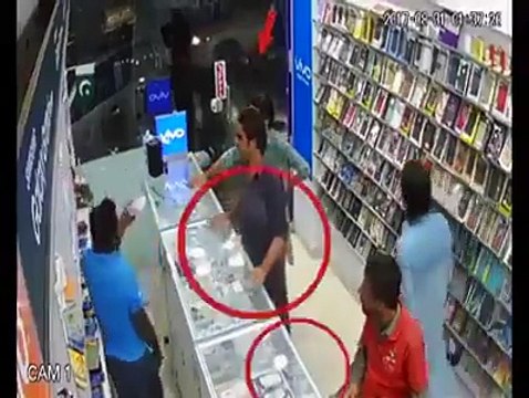 کراچی DHA مارکیٹ میں موبائل کی دکان میں ہونے والی ڈکیتی کی ویڈیو دیکھیں۔ ویڈیو: فیصل علی۔ کراچی