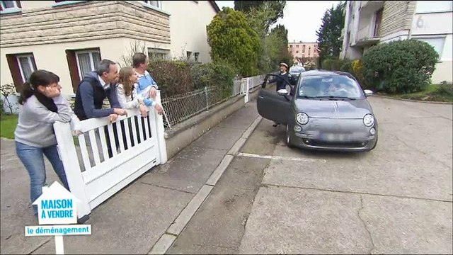 Stéphane Plaza se déguise en hôtesse de l'air pour faire passer un message à ses clients - Regardez