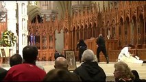 Obispo es agredido en plena misa