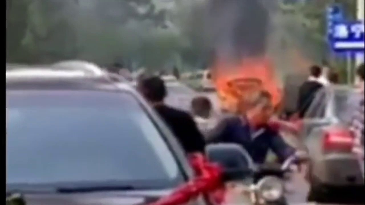 Alors qu'ils se rendent à leur mariage les feux d'artifice dans le coffre de la voiture se mettent à exploser !