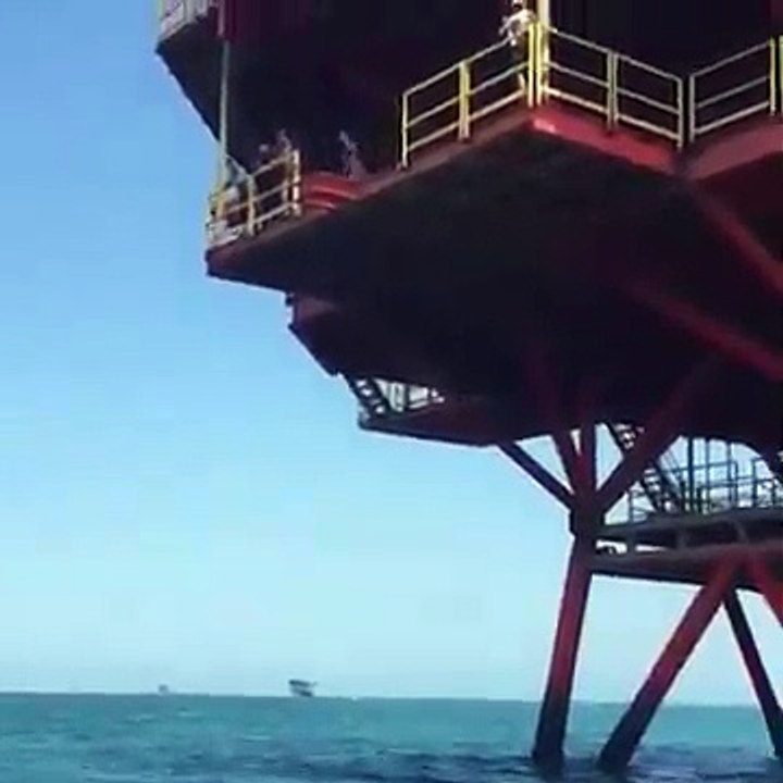 Elle rate son plongeon du haut d'une plateforme... Chute de 15m