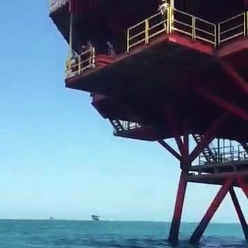 Elle rate son plongeon du haut d'une plateforme... Chute de 15m