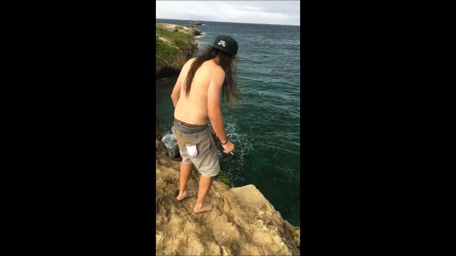 Ce taré saute d'une falaise bourré, la clope au bec et se prend un plat monumental