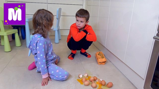 Родители забыли детей одних дома и уехали на отдых Дети шкодники Катя и Макс Одни дома Разбили посуду Bad kid's