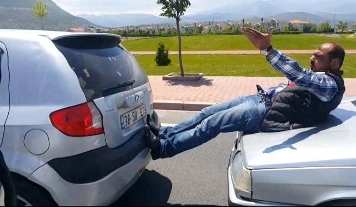 Çekme halatı yerine bacaklarını kullandı