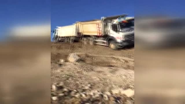 Kamyonet Sürücüsü Otomobile Çarpmamak İçin Yol Kenarına Uçtu