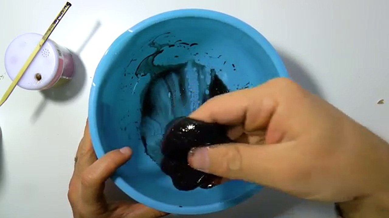 DIY Zelf olie slijm maken! Zo maak je super cool zwart slijm. met acryl verf en lijm.
