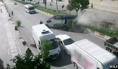 Kamyonun altında kalmaktan saniyelerle kurtuldu