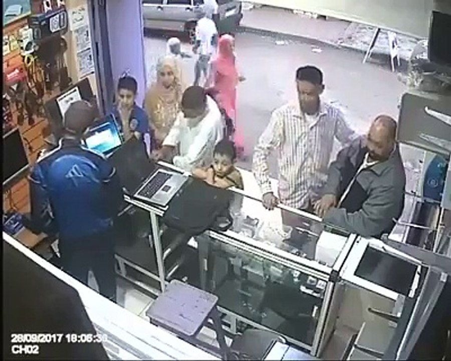 نوجوانوں نے ایسی  چالاکی سے ’’لیپ ٹاپ‘‘ چوری کیا کہ دکاندار کو بھی خبر نہ ہوئی
