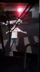 Un drogué se fracasse la tête contre un bus