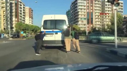 Manisa Arızalanan Servisi Öğrenciler İtti