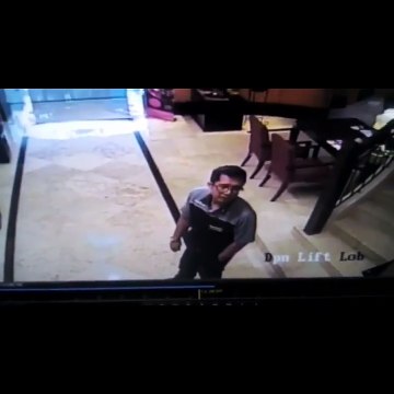 بالفيديو.. شاهد لحظة اشتعال هاتف محمول في قميص رجل