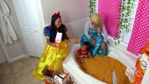 Frozen Elsa Takes GoldFish Bath?? w/ Snow White, Snow White baby, Super baby
