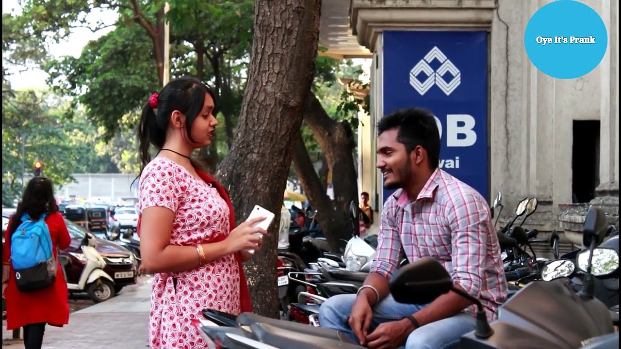 Hot Bhojpuri Girl On Street   सड़क पर गर्म भोजपुरी महिला   Prank By Ankita