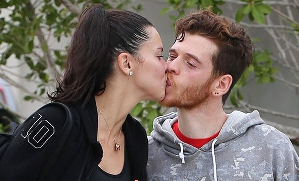 Adriana Lima, Sevgilisi Metin Hara'yı Öpmeye Doyamadı