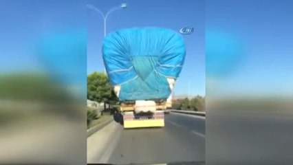 Hayret Uyandıran Saman Yüklü Kamyon Kara Yolunda Böyle İlerledi