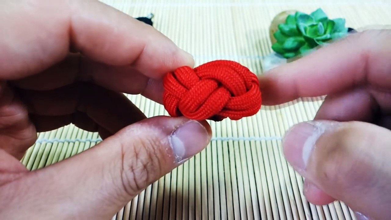 How to Make a Paracord Woggle Tutorial (Turks Head Knot)
