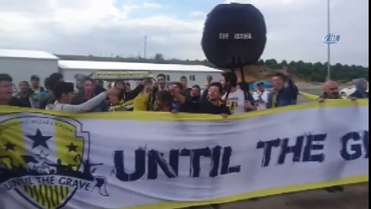Fenerbahçeli Taraftarlardan TFF Önünde Eylem