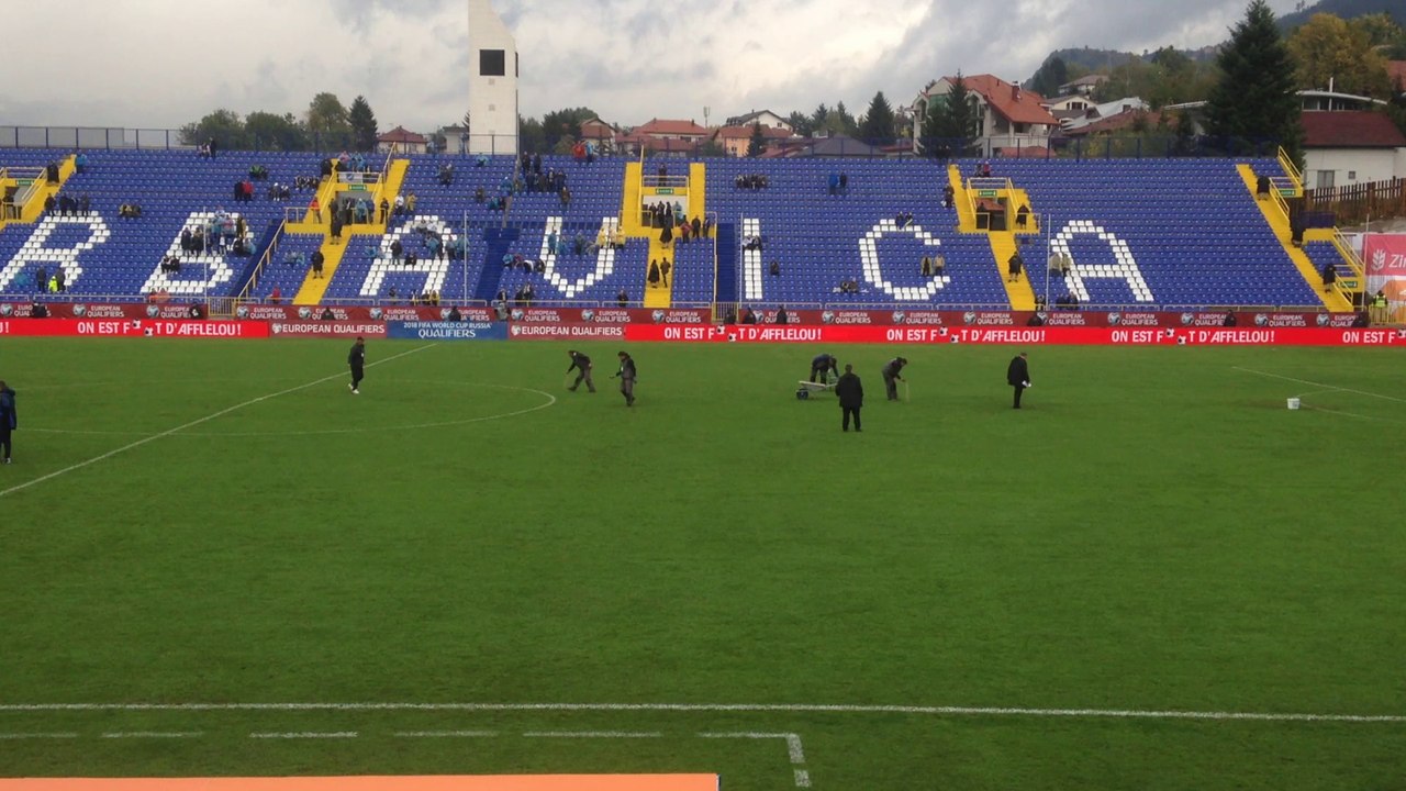 Des brouettes pour sauver le terrain à Sarajevo