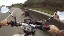 Enorme chute à moto à 180 kmh sur une autoroute du brésil
