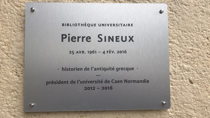 La bibliothèque de l'université de Caen porte le nom de Pierre Sineux