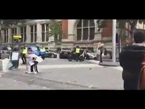 Londra'da bir araç kalabalığın arasına daldı! Yaralılar var...