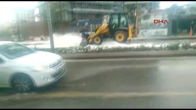 Kepçe Su Borusunu Patlattı; Cadde Göle Döndü