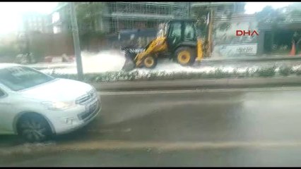 Kepçe Su Borusunu Patlattı; Cadde Göle Döndü