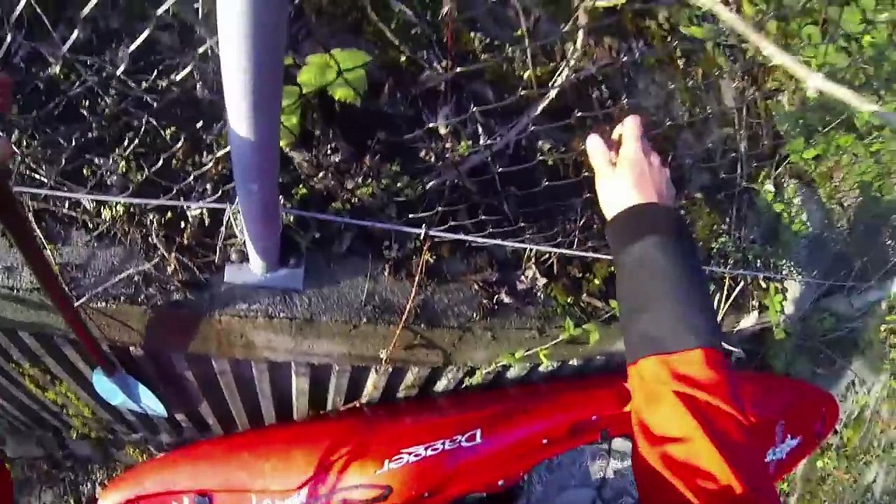 Il descend d'un fossé de drainage en kayak !