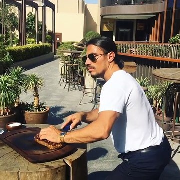 La nouvelle vidéo de Salt Bae qui découpe la viande sans la regarder