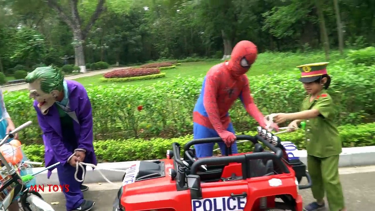 Nữ hoàng Elsa bán hàng rong kẹo mút trái cây Spiderman vs Joker Police Kids MN toys