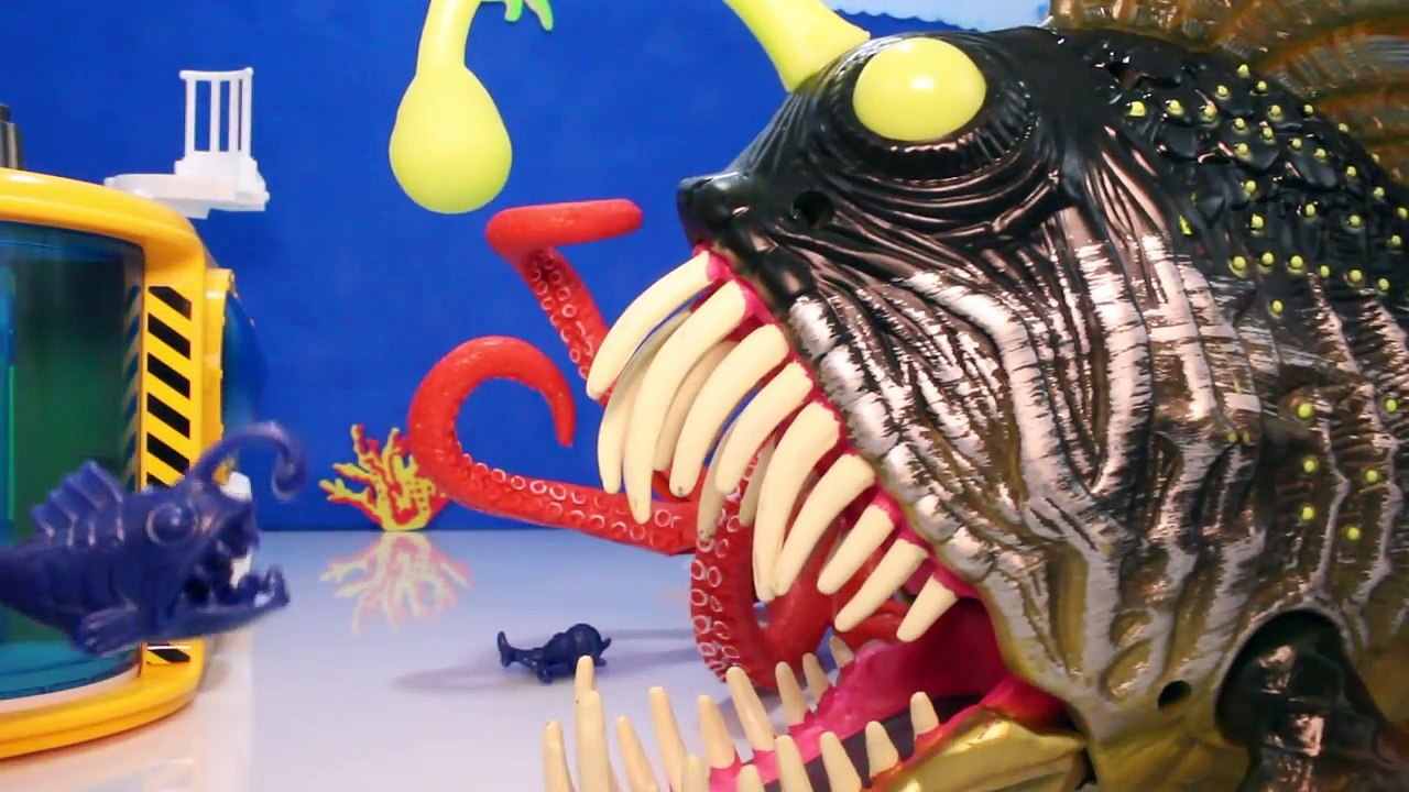 DEEP SEA CREATURES DISCOVERY LAB Animal Toys with Sperm Whale