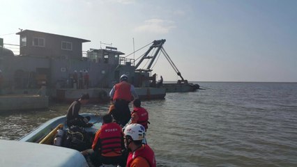 새만금 간척지에서 굴착기 뒤집혀...50대 실종 / YTN