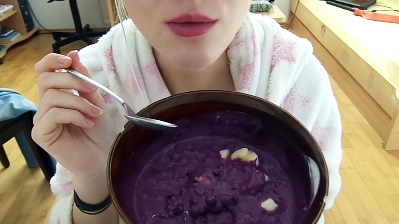 EATING BANANA/BLUEBERRY YOGHURT - RELAXING BREAKFAST ASMR