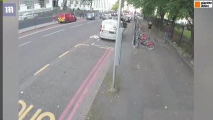 Cet homme regarde un peu trop une jeune femme