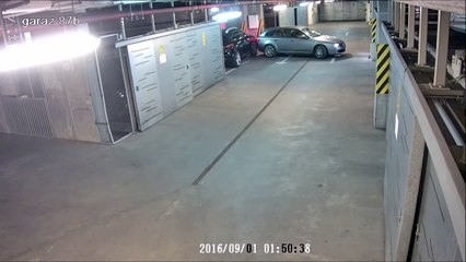 Cet automobiliste est tellement bourré qu'il va défoncer tous les murs en sortant d'un parking !
