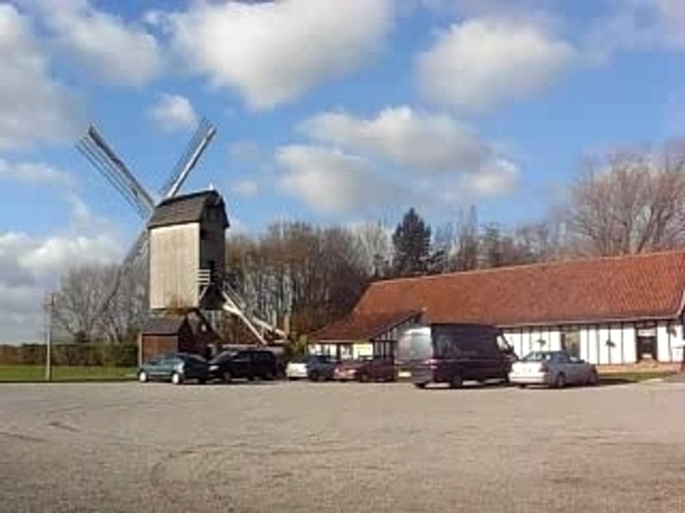 Place parking avec moulin qui tourne