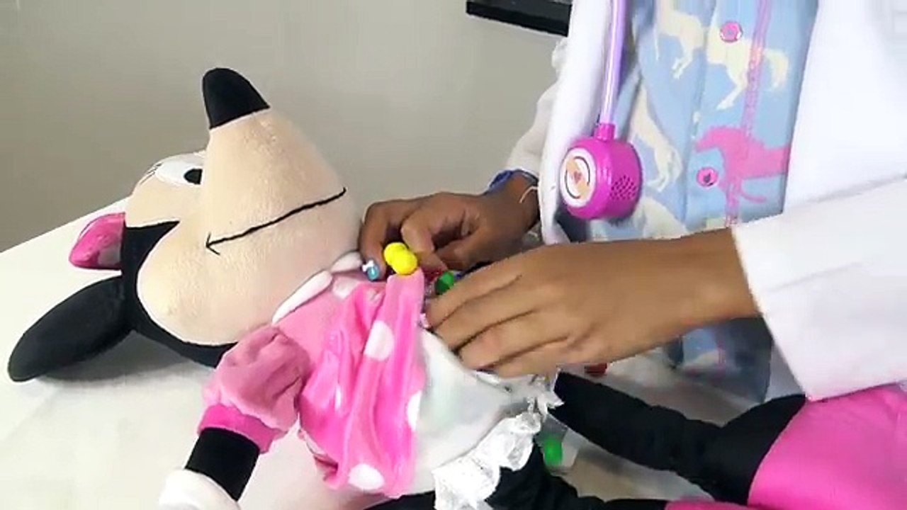 DOC MCSTUFFINS GIVES MINNIE MOUSE SURGERY Bad Baby Sarah Giant Coke Gumballs Disney Toys Kids Movie