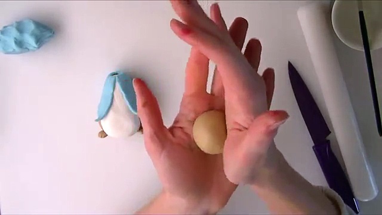 Flower and modelling paste Peter rabbit cake topper tutorial How to make a Peter rabbit cake fondant