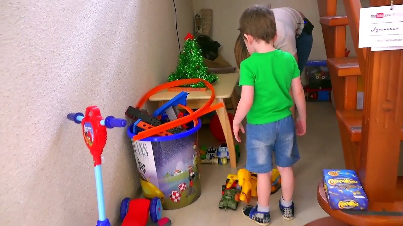 Вредные детки ВАРЯТ СУП с конфетами Bad Baby мешают маме готовить Видео для детей Пранк над мамой