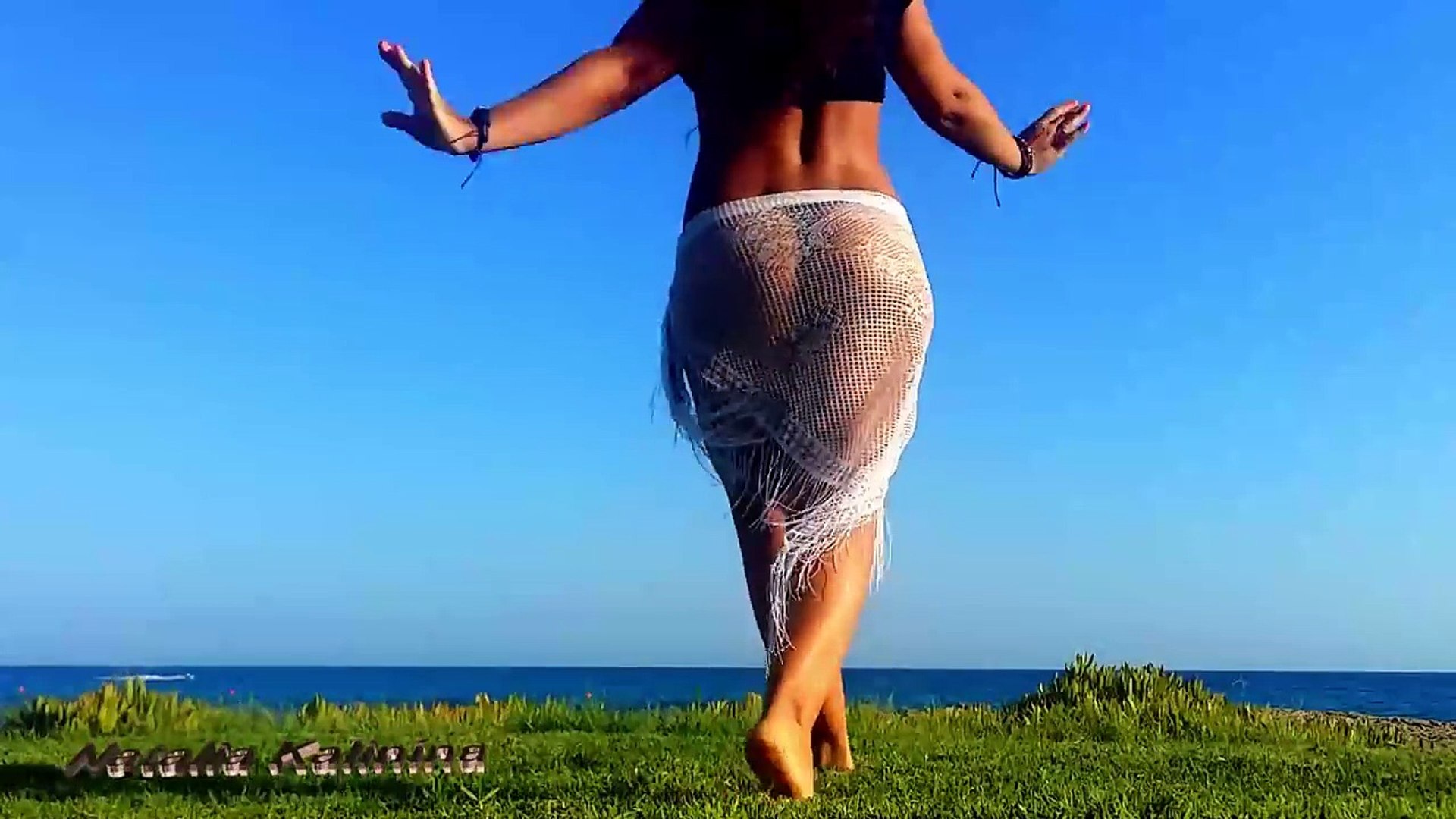 Natalia Kalinina dancing on the beach - video Dailymotion