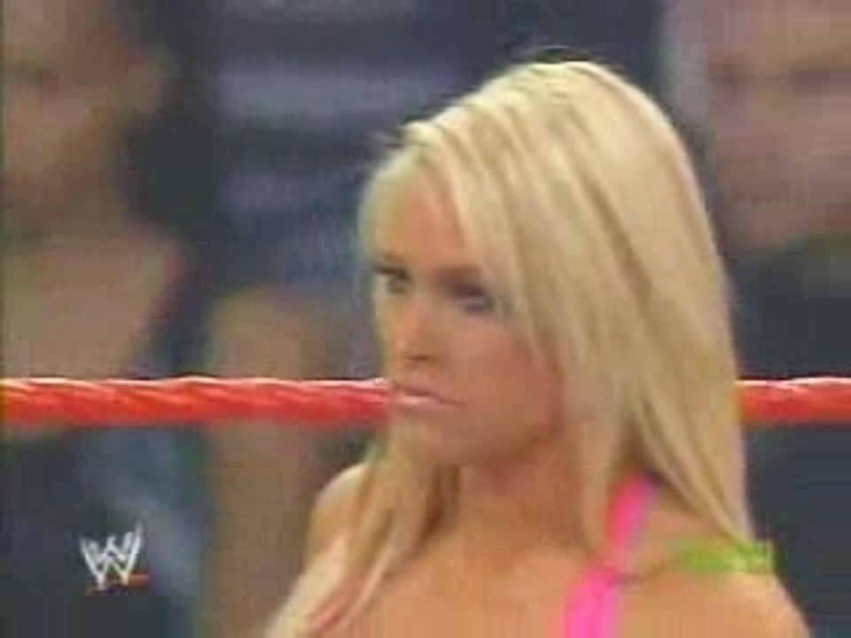 WWe Raw 05 11 07 Kelly Kelly Vs Beth Phoenix