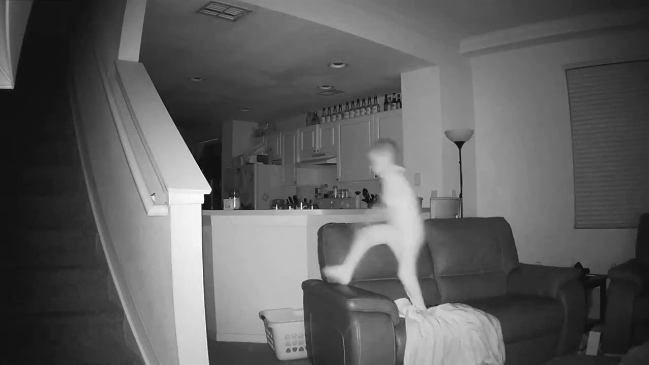 Un couple a eu une grosse surprise en visionnant la caméra de surveillance installée dans le salon