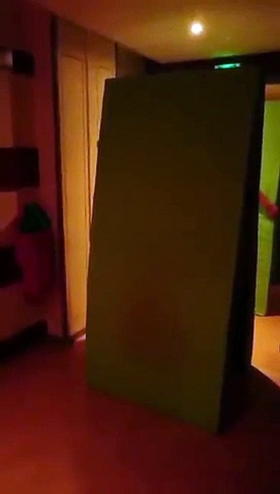 Partie de dominos géants avec des matelas