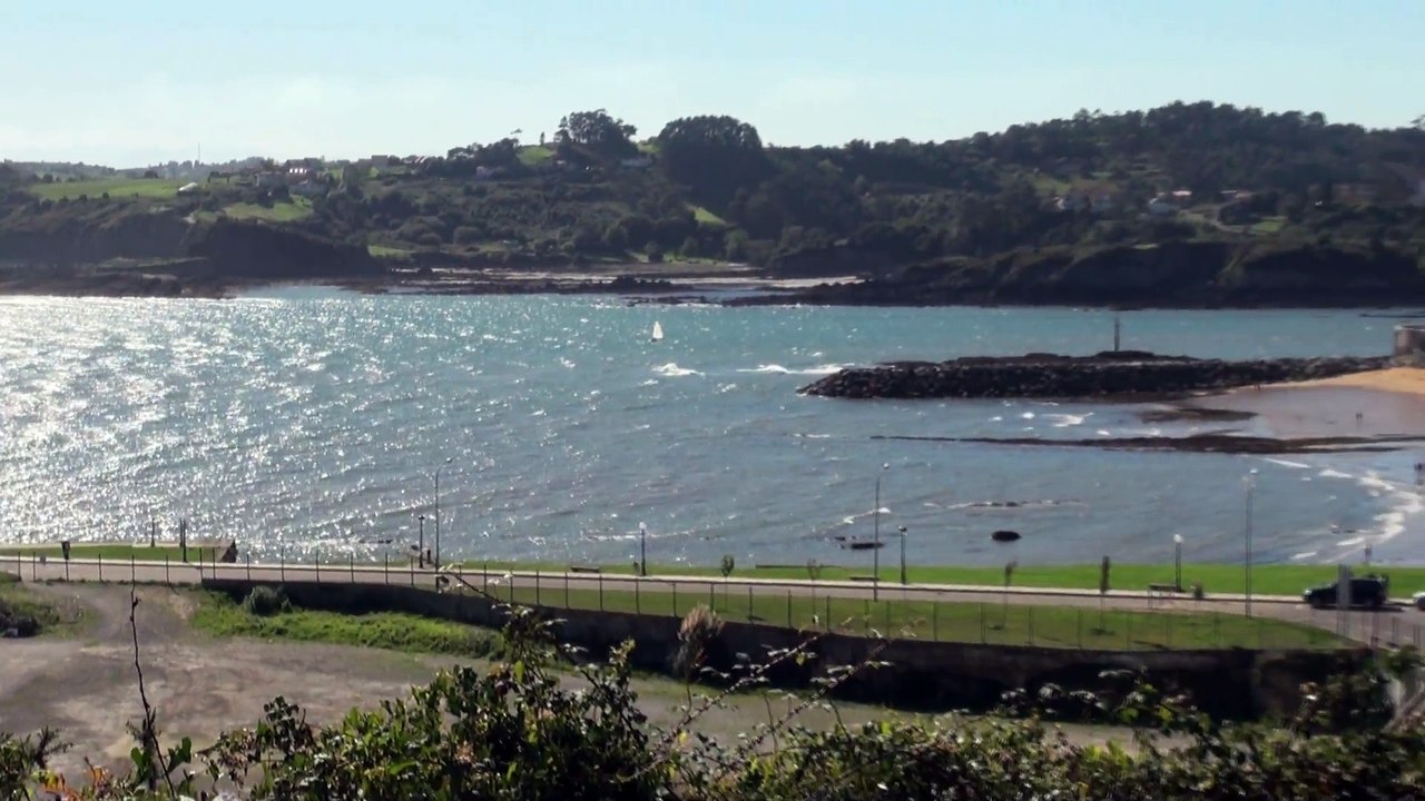 PAISAJE: La playa y puerto de Luanco, concejo de Gozón, Asturias