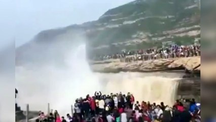 Chino se lanza al vacío en unas cascadas y sobrevive: increíble