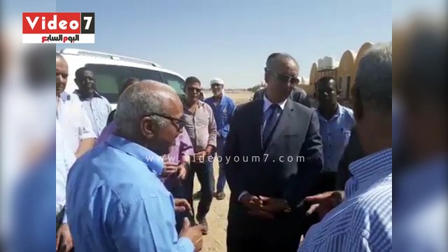 محافظ البحر الأحمر يتفقد وحدات التوطين بحلايب ويأمر بأنهاء العمل بها لتسليمها للأهالى