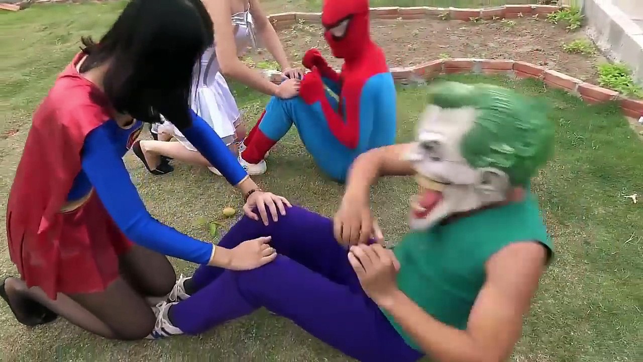 джокер и черный паук положить в Эльза туалет! Человек-паук видео смешной супергерой в реальной жизни