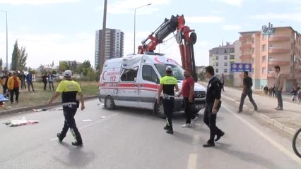 Kaza Yapan Ambulansta Bulunan Sağlık Görevlisi Hayatını Kaybetti